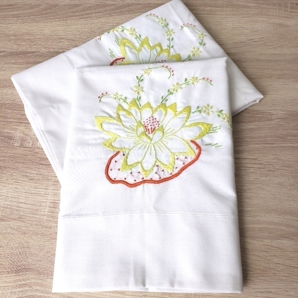 Pair Vintage Wabasso Embroidered Pillowcases - Picture 2 of 13